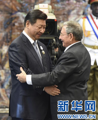 當(dāng)?shù)貢r(shí)間7月22日，國(guó)家主席習(xí)近平在哈瓦那接受古巴政府授予的&ldquo;何塞&middot;馬蒂&rdquo;勛章。古巴國(guó)務(wù)委員會(huì)主席兼部長(zhǎng)會(huì)議主席勞爾&middot;卡斯特羅為習(xí)近平佩戴勛章。新華社記者馬占成攝