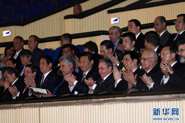      出當地時間7月22日，國家主席習近平在哈瓦那與古巴國務委員會主席兼部長會議主席勞爾&middot;卡斯特羅共同觀看中古芭蕾舞聯合演出。新華社記者李學仁攝 