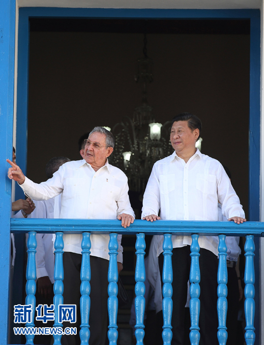 這是習(xí)近平在勞爾陪同下參觀圣地亞哥市政府時一同走上二層陽臺。1959年1月1日，菲德爾&middot;卡斯特羅就是站在這里宣布古巴革命勝利。新華社記者蘭紅光 攝 