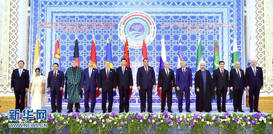 9月12日，上海合作組織成員國元首理事會(huì)第十四次會(huì)議在塔吉克斯坦首都杜尚別舉行。國家主席習(xí)近平出席會(huì)議并發(fā)表重要講話。這是與會(huì)成員國元首、觀察員國領(lǐng)導(dǎo)人或代表、主席國客人以及有關(guān)國際和地區(qū)組織代表集體合影。新華社記者李濤攝 