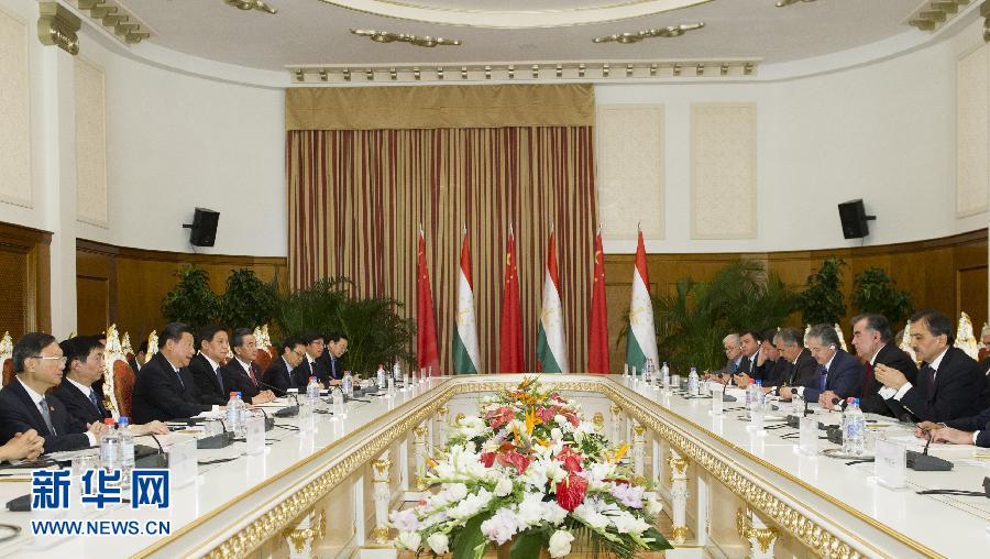 9月13日，國家主席習近平在杜尚別同塔吉克斯坦總統拉赫蒙舉行會談。 新華社記者謝環馳攝 