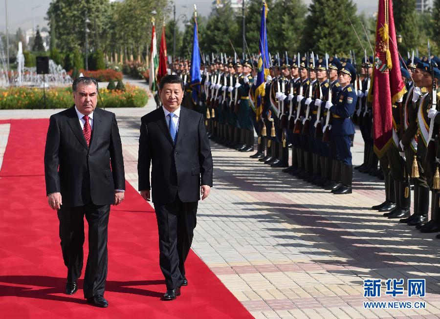 9月13日，國家主席習近平在杜尚別同塔吉克斯坦總統拉赫蒙舉行會談。會談前，拉赫蒙在民族宮前廣場為習近平舉行隆重的歡迎儀式。新華社記者馬占成攝 