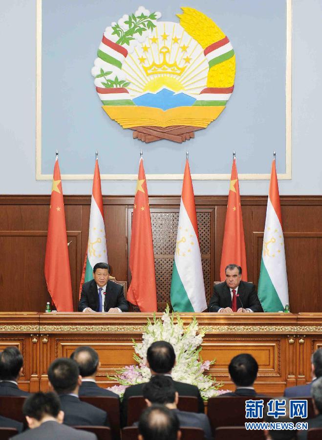 9月13日，國(guó)家主席習(xí)近平同塔吉克斯坦總統(tǒng)拉赫蒙在杜尚別共同會(huì)見記者。 新華社記者謝環(huán)馳攝