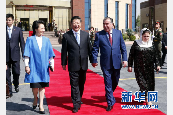 9月14日，國家主席習近平結束對塔吉克斯坦的國事訪問，乘坐專機離開杜尚別。拉赫蒙總統夫婦專程到機場為習近平和夫人彭麗媛送行。新華社記者 鞠鵬 攝 