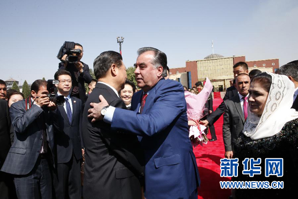 9月14日，國家主席習近平結束對塔吉克斯坦的國事訪問，乘坐專機離開杜尚別。拉赫蒙總統夫婦專程到機場為習近平和夫人彭麗媛送行。新華社記者 鞠鵬 攝 