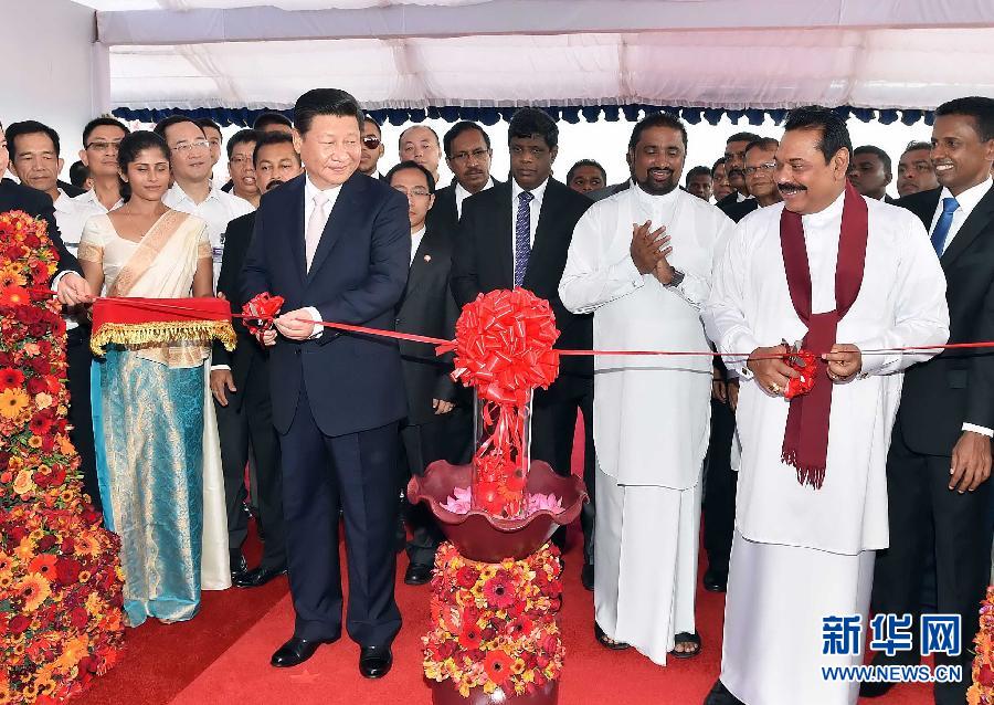 9月17日，國家主席習近平在斯里蘭卡總統拉賈帕克薩陪同下考察中斯港口合作項目。這是習近平和拉賈帕克薩為港口城開工剪彩。 新華社記者李濤 攝