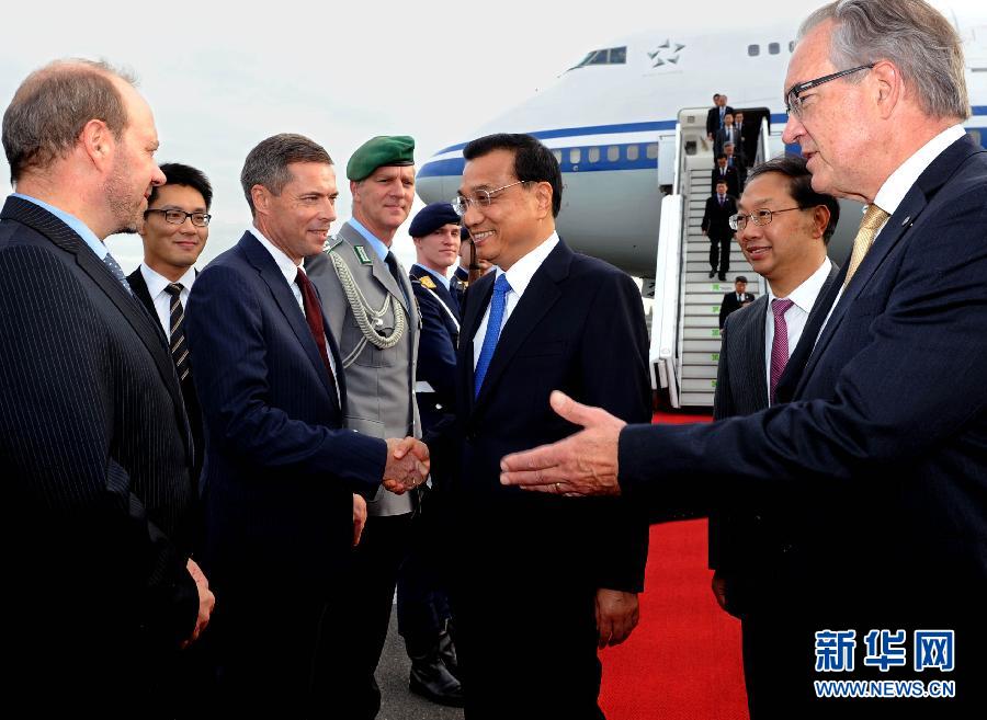 10月9日，國(guó)務(wù)院總理李克強(qiáng)抵達(dá)柏林開始對(duì)德國(guó)進(jìn)行正式訪問(wèn)。德國(guó)政府高級(jí)官員到機(jī)場(chǎng)迎接。 新華社記者 饒愛民 攝