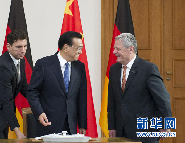 10月10日，國務院總理李克強在柏林會見德國總統高克。這是李克強總理與高克總統親切交談。 新華社記者 王曄 攝 