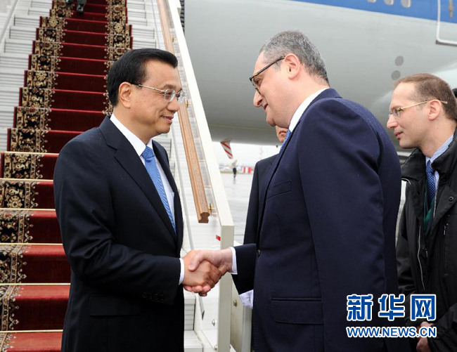 10月12日，中國國務(wù)院總理李克強(qiáng)乘專機(jī)抵達(dá)莫斯科，開始對俄羅斯進(jìn)行正式訪問并舉行中俄總理第十九次定期會晤。俄羅斯聯(lián)邦政府高級官員到機(jī)場迎接李克強(qiáng)總理。新華社記者 饒愛民 攝