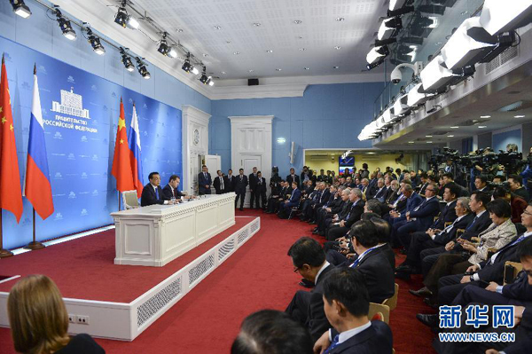 10月13日，國務院總理李克強在莫斯科與俄羅斯總理梅德韋杰夫圓滿結束中俄總理第十九次定期會晤后共同會見記者。 新華社記者李學仁攝