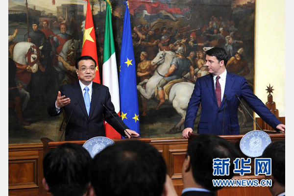 10月14日，中國國務院總理李克強與意大利總理倫齊在羅馬舉行會談后共同會見記者。 新華社記者 饒愛民 攝 