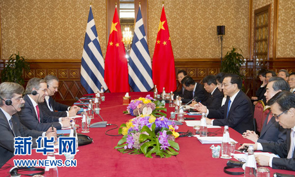 10月16日，中國國務(wù)院總理李克強(qiáng)在意大利米蘭會(huì)見希臘總理薩馬拉斯。 新華社記者 謝環(huán)馳 攝