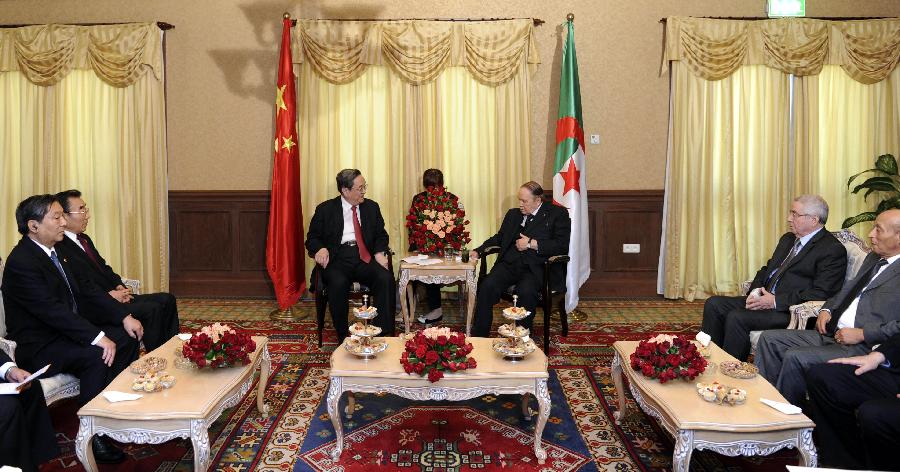 11月2日，正在阿爾及利亞進(jìn)行正式友好訪問(wèn)的全國(guó)政協(xié)主席俞正聲在阿爾及爾會(huì)見(jiàn)阿總統(tǒng)布特弗利卡。 新華社記者 張鐸 攝
