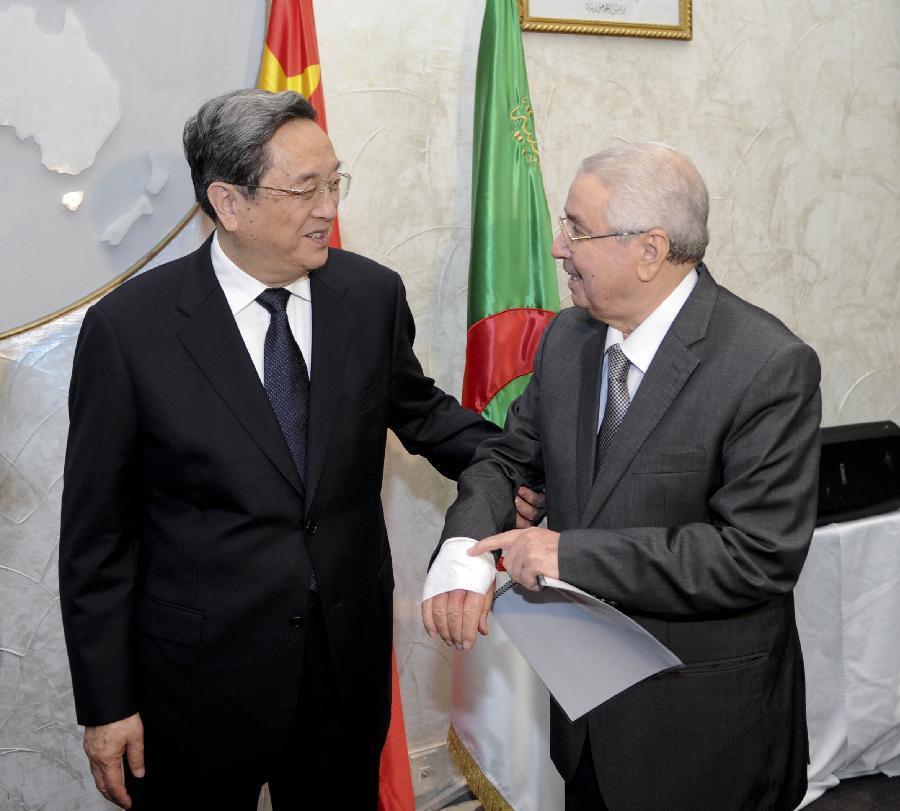 11月1日，正在阿爾及利亞進(jìn)行正式友好訪問(wèn)的全國(guó)政協(xié)主席俞正聲在阿爾及爾與阿民族院議長(zhǎng)本&middot;薩拉赫舉行會(huì)談。這是俞正聲親切詢問(wèn)本&middot;薩拉赫的手傷情況。新華社記者 張鐸 攝 