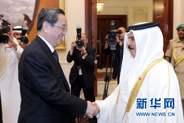 11月6日，正在巴林進(jìn)行正式友好訪問(wèn)的全國(guó)政協(xié)主席俞正聲在麥納麥會(huì)見(jiàn)巴林國(guó)王哈馬德。 新華社記者 張鐸 攝
