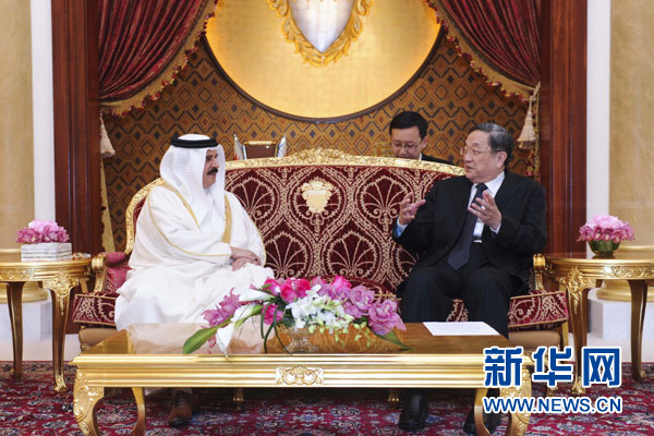 11月6日，正在巴林進(jìn)行正式友好訪問(wèn)的全國(guó)政協(xié)主席俞正聲在麥納麥會(huì)見(jiàn)巴林國(guó)王哈馬德。 新華社記者 張鐸 攝