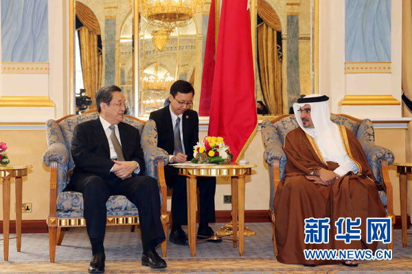 11月6日，正在巴林進(jìn)行正式友好訪問(wèn)的全國(guó)政協(xié)主席俞正聲在麥納麥會(huì)見(jiàn)巴林王儲(chǔ)薩勒曼。 新華社記者劉衛(wèi)兵攝