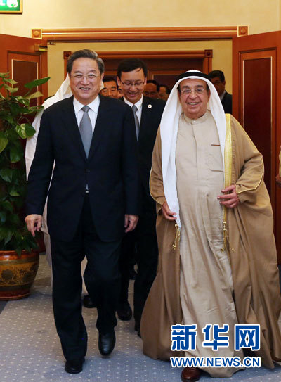 11月6日，正在巴林進(jìn)行正式友好訪問(wèn)的全國(guó)政協(xié)主席俞正聲在麥納麥會(huì)見(jiàn)巴林副首相穆罕默德。 新華社記者劉衛(wèi)兵攝