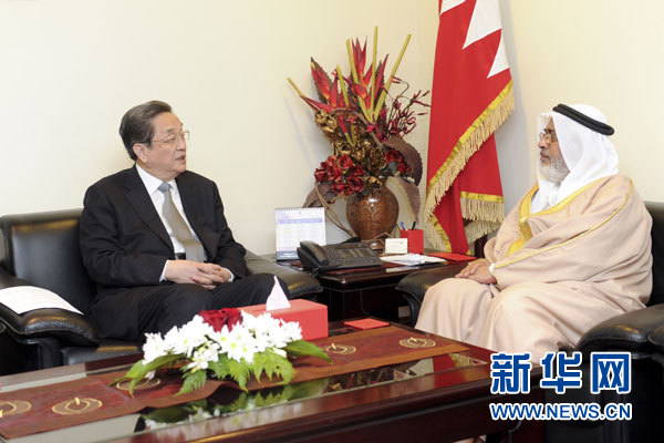 11月6日，正在巴林進(jìn)行正式友好訪問(wèn)的全國(guó)政協(xié)主席俞正聲在麥納麥會(huì)見(jiàn)巴林國(guó)民議會(huì)議長(zhǎng)兼眾議長(zhǎng)扎赫拉尼。 新華社記者 張鐸 攝