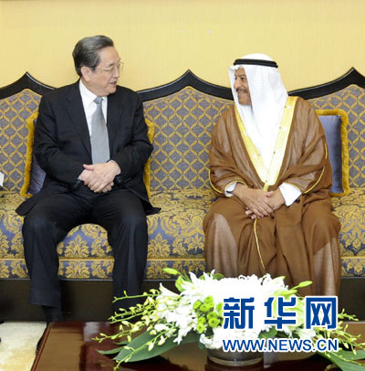 11月6日，正在巴林進(jìn)行正式友好訪問(wèn)的全國(guó)政協(xié)主席俞正聲在麥納麥與巴林協(xié)商會(huì)議主席阿里舉行會(huì)談。 新華社記者 張鐸 攝