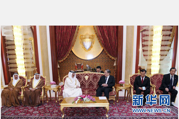 11月6日，正在巴林進(jìn)行正式友好訪問(wèn)的全國(guó)政協(xié)主席俞正聲在麥納麥會(huì)見(jiàn)巴林國(guó)王哈馬德。 新華社記者 張鐸 攝