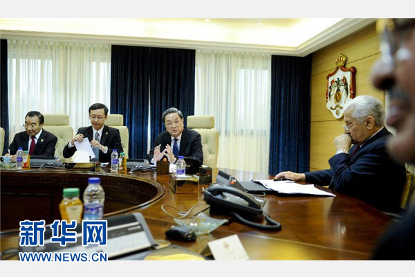 11月9日，正在約旦進行正式友好訪問的全國政協主席俞正聲在安曼會見約旦首相恩蘇爾。 新華社記者 張鐸 攝 