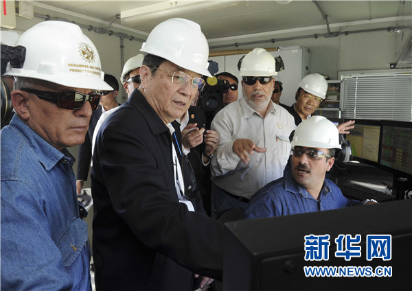 11月8日，正在約旦進行正式友好訪問的全國政協主席俞正聲在安曼參觀阿拉伯鉀肥公司。這是俞正聲在采鹽船上仔細詢問開采情況。 新華社記者 張鐸 攝