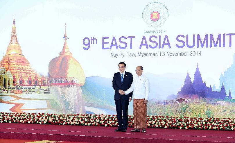 11月13日，中國國務院總理李克強在內比都出席第九屆東亞峰會并發言。這是峰會開始前，東盟輪值主席國緬甸聯邦共和國總統吳登盛迎接李克強總理。新華社記者 李濤 攝 