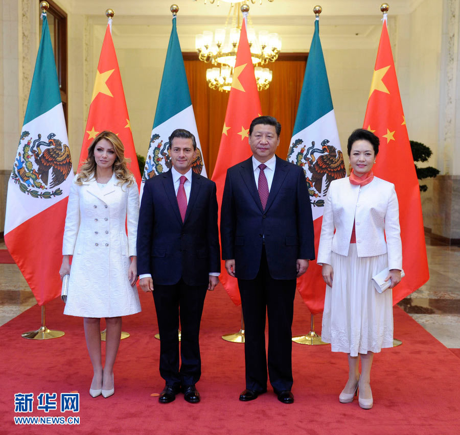 11月13日，國家主席習近平在北京人民大會堂北大廳舉行儀式，歡迎墨西哥總統培尼亞對中國進行國事訪問。這是習近平和夫人彭麗媛同培尼亞夫婦合影。 新華社記者 張鐸 攝