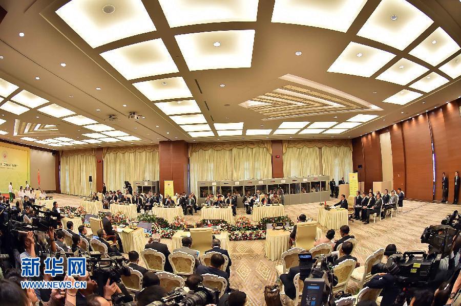 11月13日，中國國務(wù)院總理李克強在緬甸內(nèi)比都出席第17次中國－東盟（10+1）領(lǐng)導(dǎo)人會議。 新華社記者 李濤 攝