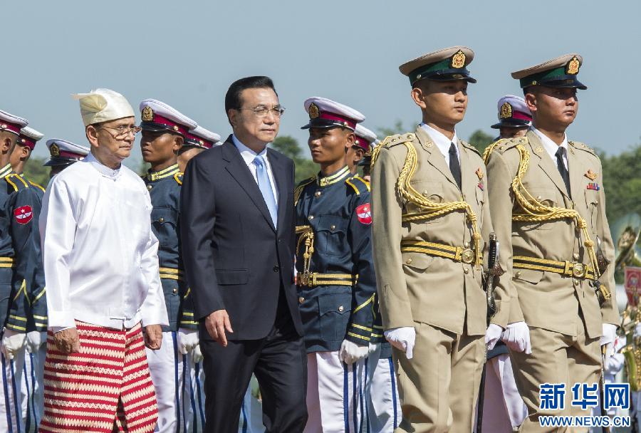 11月14日，國務(wù)院總理李克強(qiáng)在內(nèi)比都同緬甸總統(tǒng)吳登盛舉行會(huì)談。這是會(huì)談前，吳登盛在緬甸總統(tǒng)府前廣場(chǎng)為李克強(qiáng)舉行隆重的歡迎儀式。新華社記者 王曄 攝
