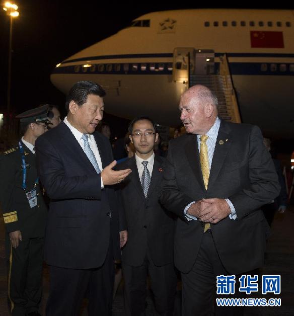 11月14日，中國國家主席習(xí)近平抵達(dá)布里斯班，出席二十國集團(tuán)領(lǐng)導(dǎo)人第九次峰會，并對澳大利亞進(jìn)行國事訪問。這是習(xí)近平在機(jī)場受到澳大利亞聯(lián)邦總督科斯格羅夫的迎接。新華社記者 李學(xué)仁 攝