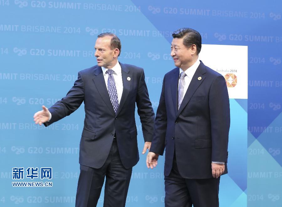 11月15日，二十國集團(tuán)領(lǐng)導(dǎo)人第九次峰會在澳大利亞布里斯班舉行。國家主席習(xí)近平出席會議并發(fā)表題為《推動創(chuàng)新發(fā)展實(shí)現(xiàn)聯(lián)動增長》的重要講話。這是澳大利亞總理阿博特迎接習(xí)近平主席。 新華社記者 丁林 攝