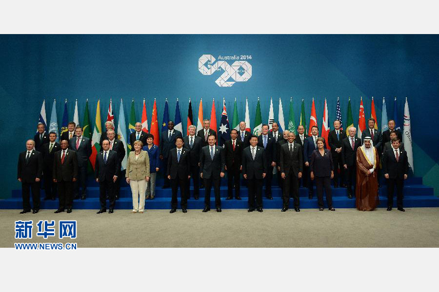 11月15日，二十國集團(tuán)領(lǐng)導(dǎo)人第九次峰會在澳大利亞布里斯班舉行。國家主席習(xí)近平出席會議并發(fā)表題為《推動創(chuàng)新發(fā)展實(shí)現(xiàn)聯(lián)動增長》的重要講話。這是習(xí)近平主席同與會領(lǐng)導(dǎo)人合影。 新華社記者 馬占成 攝