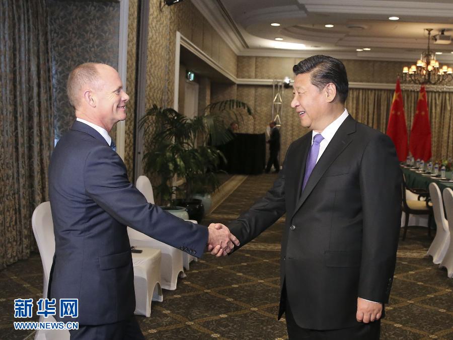 11月16日，國(guó)家主席習(xí)近平在布里斯班會(huì)見(jiàn)澳大利亞昆士蘭州州長(zhǎng)紐曼。 新華社記者丁林?jǐn)z 