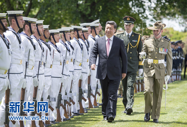 11月17日，中國國家主席習(xí)近平在堪培拉會見澳大利亞總督科斯格羅夫。會見前，科斯格羅夫在總督府草坪為習(xí)近平舉行隆重歡迎儀式。新華社記者謝環(huán)馳 攝 