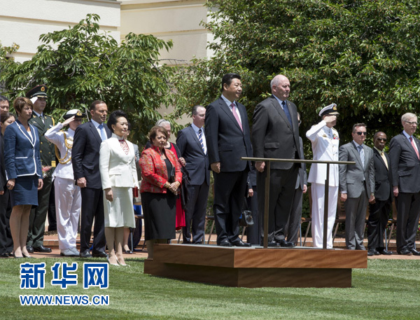 11月17日，中國國家主席習(xí)近平在堪培拉會見澳大利亞總督科斯格羅夫。會見前，科斯格羅夫在總督府草坪為習(xí)近平舉行隆重歡迎儀式。習(xí)近平和夫人彭麗媛抵達(dá)時，受到科斯格羅夫總督夫婦熱情迎接。新華社記者李學(xué)仁 攝 