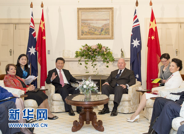 11月17日，中國國家主席習(xí)近平在堪培拉會見澳大利亞總督科斯格羅夫。會見前，科斯格羅夫在總督府草坪為習(xí)近平舉行隆重歡迎儀式。習(xí)近平和夫人彭麗媛抵達(dá)時，受到科斯格羅夫總督夫婦熱情迎接。新華社記者黃敬文 攝 