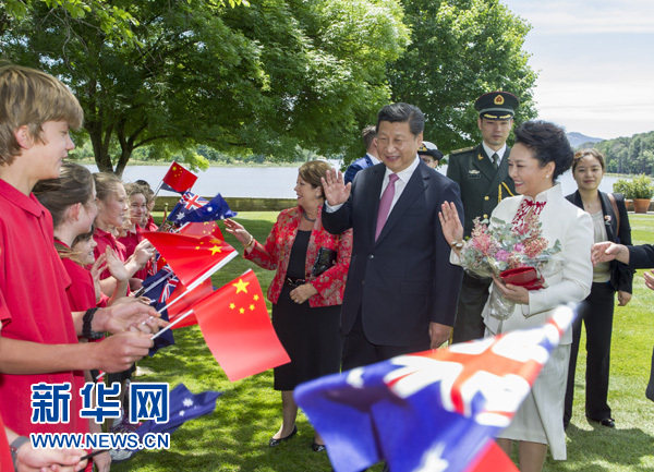 11月17日，中國國家主席習(xí)近平在堪培拉會見澳大利亞總督科斯格羅夫。會見前，科斯格羅夫在總督府草坪為習(xí)近平舉行隆重歡迎儀式。習(xí)近平和夫人彭麗媛抵達(dá)時，受到科斯格羅夫總督夫婦熱情迎接。新華社記者謝環(huán)馳 攝 