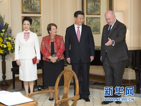 11月17日，中國國家主席習(xí)近平在堪培拉會見澳大利亞總督科斯格羅夫。會見前，科斯格羅夫在總督府草坪為習(xí)近平舉行隆重歡迎儀式。習(xí)近平和夫人彭麗媛抵達(dá)時，受到科斯格羅夫總督夫婦熱情迎接。新華社記者黃敬文 攝 