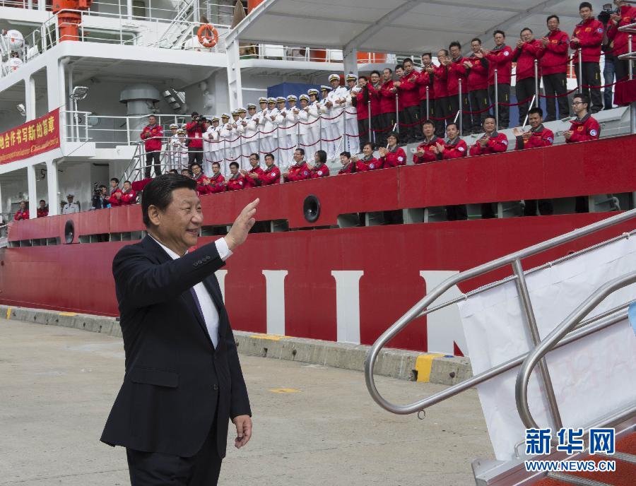 11月18日，正在澳大利亞塔斯馬尼亞州首府霍巴特訪問的中國國家主席習(xí)近平在澳大利亞總理阿博特陪同下參觀南極科考項目并慰問兩國科考人員。這是習(xí)近平在霍巴特港看望正在這里補給的&ldquo;雪龍&rdquo;號全體科考人員。新華社記者李學(xué)仁攝 