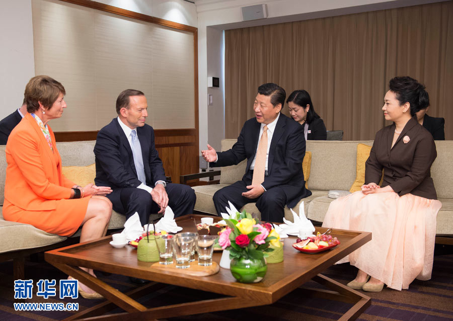 11月19日，國家主席習近平結(jié)束對澳大利亞的國事訪問。離開悉尼前，澳大利亞總理阿博特夫婦專門到習近平下榻飯店同習近平和夫人彭麗媛親切話別。新華社記者 黃敬文 攝