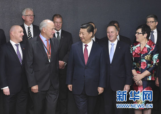 11月21日，中國國家主席習近平在奧克蘭和新西蘭總理約翰&middot;基共同出席中國－新西蘭市長論壇啟動儀式，并在啟動儀式后會見&ldquo;新中關系促進委員會&rdquo;主要成員。新華社記者馬占成攝