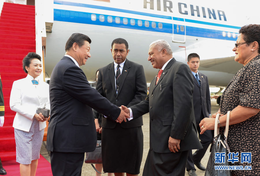 11月21日，國家主席習近平抵達楠迪，開始對斐濟進行國事訪問并將同太平洋建交島國領導人舉行會晤。斐濟總理姆拜尼馬拉馬夫婦在舷梯旁迎接習近平和夫人彭麗媛。新華社記者李學仁攝 