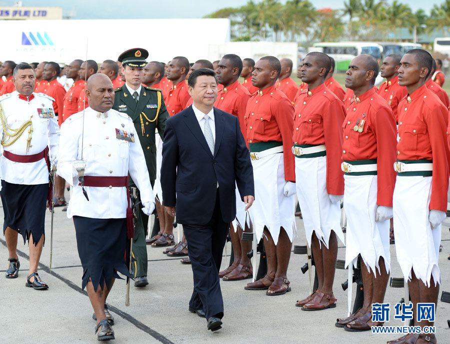 11月21日，國家主席習近平抵達楠迪，開始對斐濟進行國事訪問并將同太平洋建交島國領導人舉行會晤。這是習近平主席在機場出席斐濟總理姆拜尼馬拉馬舉行的隆重歡迎儀式。 新華社記者馬占成攝 