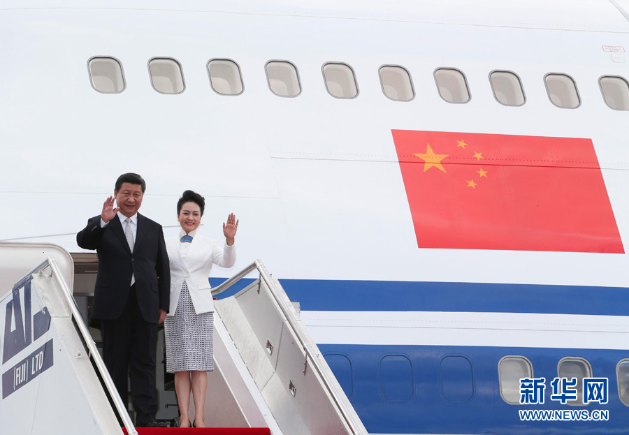 11月21日，國家主席習近平抵達楠迪，開始對斐濟進行國事訪問并將同太平洋建交島國領導人舉行會晤。 這是習近平和夫人彭麗媛步出機艙。新華社記者丁林攝 
