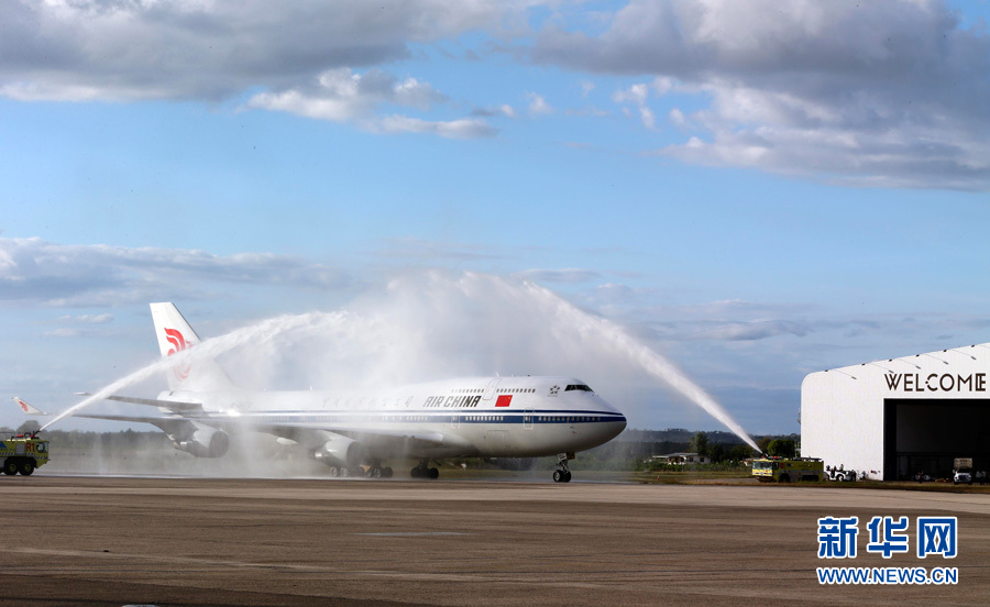  11月21日，國家主席習近平抵達楠迪，開始對斐濟進行國事訪問并將同太平洋建交島國領導人舉行會晤。圖為習近平乘坐的專機在楠迪國際機場跑道上滑行穿過&ldquo;水門&rdquo;，這是當地給予最尊貴客人的禮遇，表達為客人&ldquo;洗塵&rdquo;。 新華社記者丁林攝 
