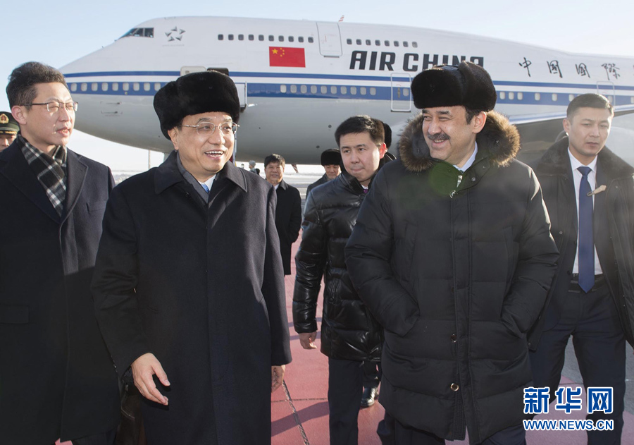 12月14日,應(yīng)哈薩克斯坦共和國總理馬西莫夫邀請,國務(wù)院總理李克強乘專機抵達阿斯塔納國際機場,開始對哈薩克斯坦進行正式訪問,舉行中哈總理第二次定期會晤,并出席上海合作組織成員國政府首腦理事會第十三次會議。這是馬西莫夫到機場迎接李克強。新華社記者 黃敬文 攝 12月14日,應(yīng)哈薩克斯坦共和國總理馬西莫夫邀請,國務(wù)院總理李克強乘專機抵達阿斯塔納國際機場,開始對哈薩克斯坦進行正式訪問,舉行中哈總理第二次定期會晤,并出席上海合作組織成員國政府首腦理事會第十三次會議。這是馬西莫夫到機場迎接李克強。新華社記者 黃敬文 攝