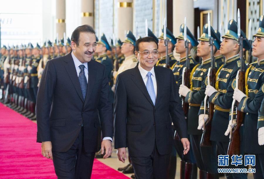 12月14日,應(yīng)哈薩克斯坦共和國總理馬西莫夫邀請,國務(wù)院總理李克強乘專機抵達阿斯塔納國際機場,開始對哈薩克斯坦進行正式訪問,舉行中哈總理第二次定期會晤,并出席上海合作組織成員國政府首腦理事會第十三次會議。馬西莫夫到機場迎接李克強,并舉行隆重的歡迎儀式。新華社記者 黃敬文 攝 12月14日,應(yīng)哈薩克斯坦共和國總理馬西莫夫邀請,國務(wù)院總理李克強乘專機抵達阿斯塔納國際機場,開始對哈薩克斯坦進行正式訪問,舉行中哈總理第二次定期會晤,并出席上海合作組織成員國政府首腦理事會第十三次會議。馬西莫夫到機場迎接李克強,并舉行隆重的歡迎儀式。新華社記者 黃敬文 攝