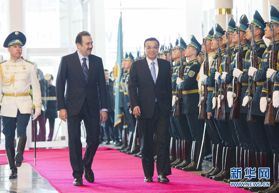 12月14日,應(yīng)哈薩克斯坦共和國總理馬西莫夫邀請,國務(wù)院總理李克強乘專機抵達阿斯塔納國際機場,開始對哈薩克斯坦進行正式訪問,舉行中哈總理第二次定期會晤,并出席上海合作組織成員國政府首腦理事會第十三次會議。馬西莫夫到機場迎接李克強,并舉行隆重的歡迎儀式。新華社記者 黃敬文 攝 12月14日,應(yīng)哈薩克斯坦共和國總理馬西莫夫邀請,國務(wù)院總理李克強乘專機抵達阿斯塔納國際機場,開始對哈薩克斯坦進行正式訪問,舉行中哈總理第二次定期會晤,并出席上海合作組織成員國政府首腦理事會第十三次會議。馬西莫夫到機場迎接李克強,并舉行隆重的歡迎儀式。新華社記者 黃敬文 攝